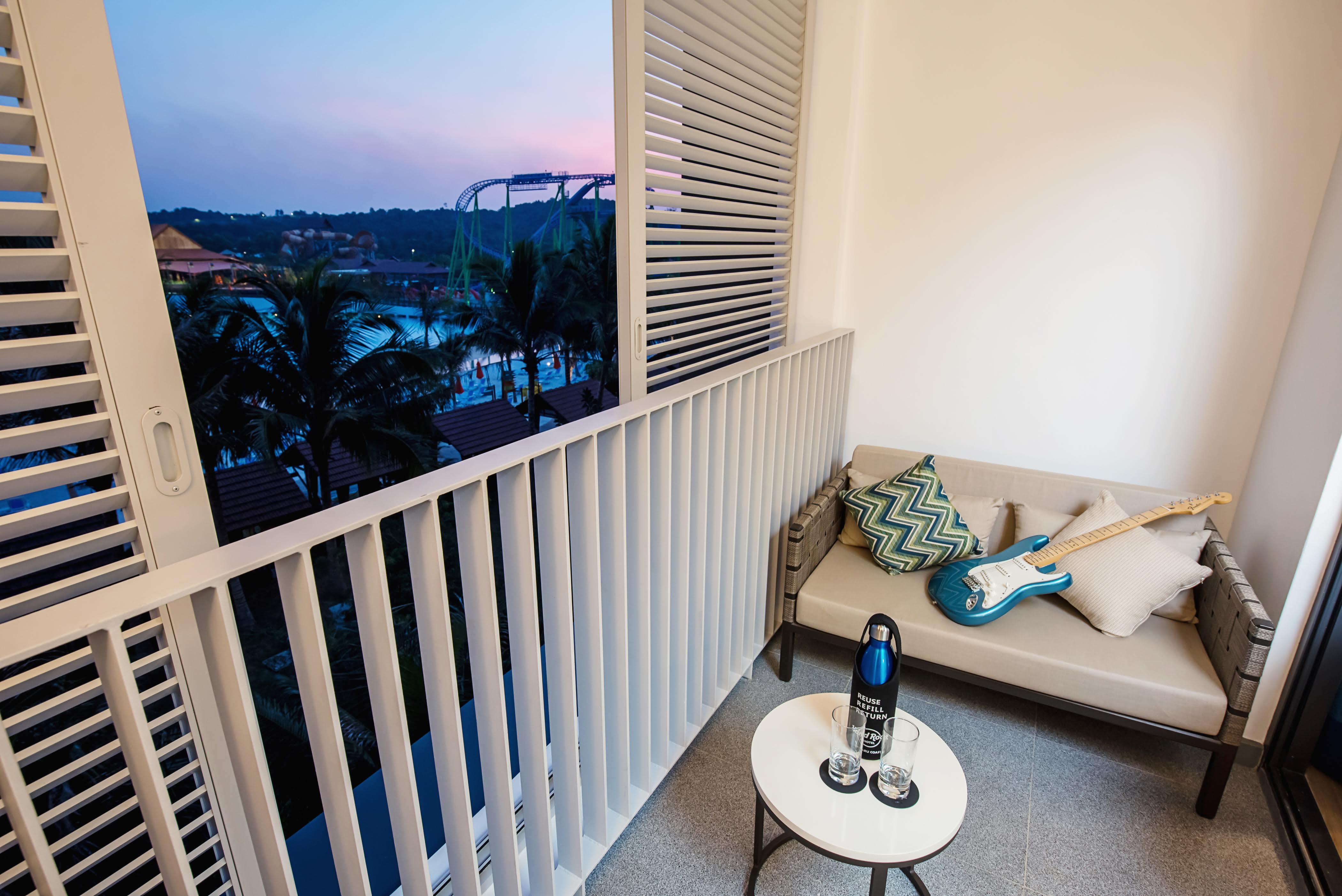โรงแรมฮาร์ดร็อค เดซารู โคสต์ เดอซารู ภายนอก รูปภาพ A balcony at the hotel
