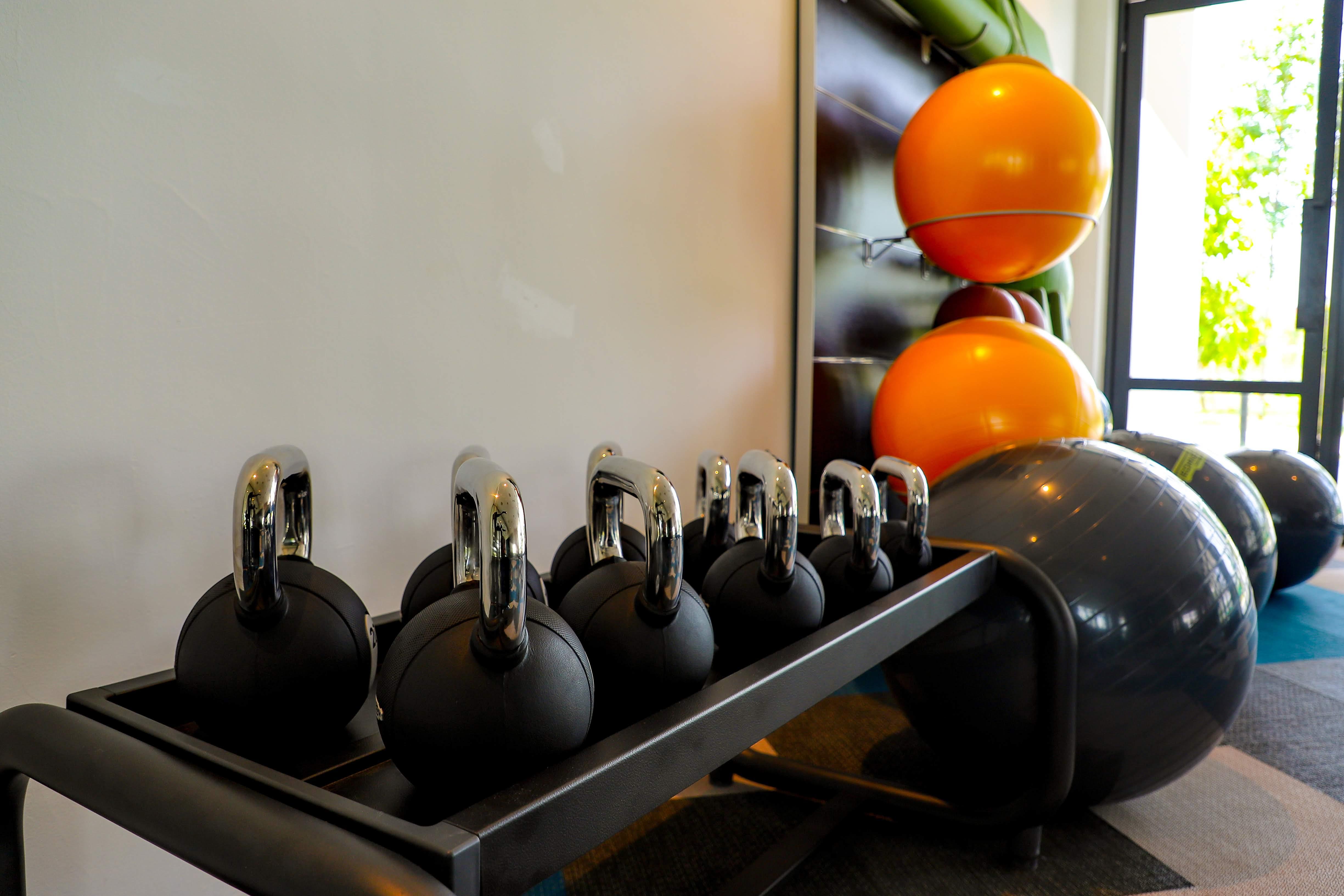 โรงแรมฮาร์ดร็อค เดซารู โคสต์ เดอซารู ภายนอก รูปภาพ A rack of kettlebells
