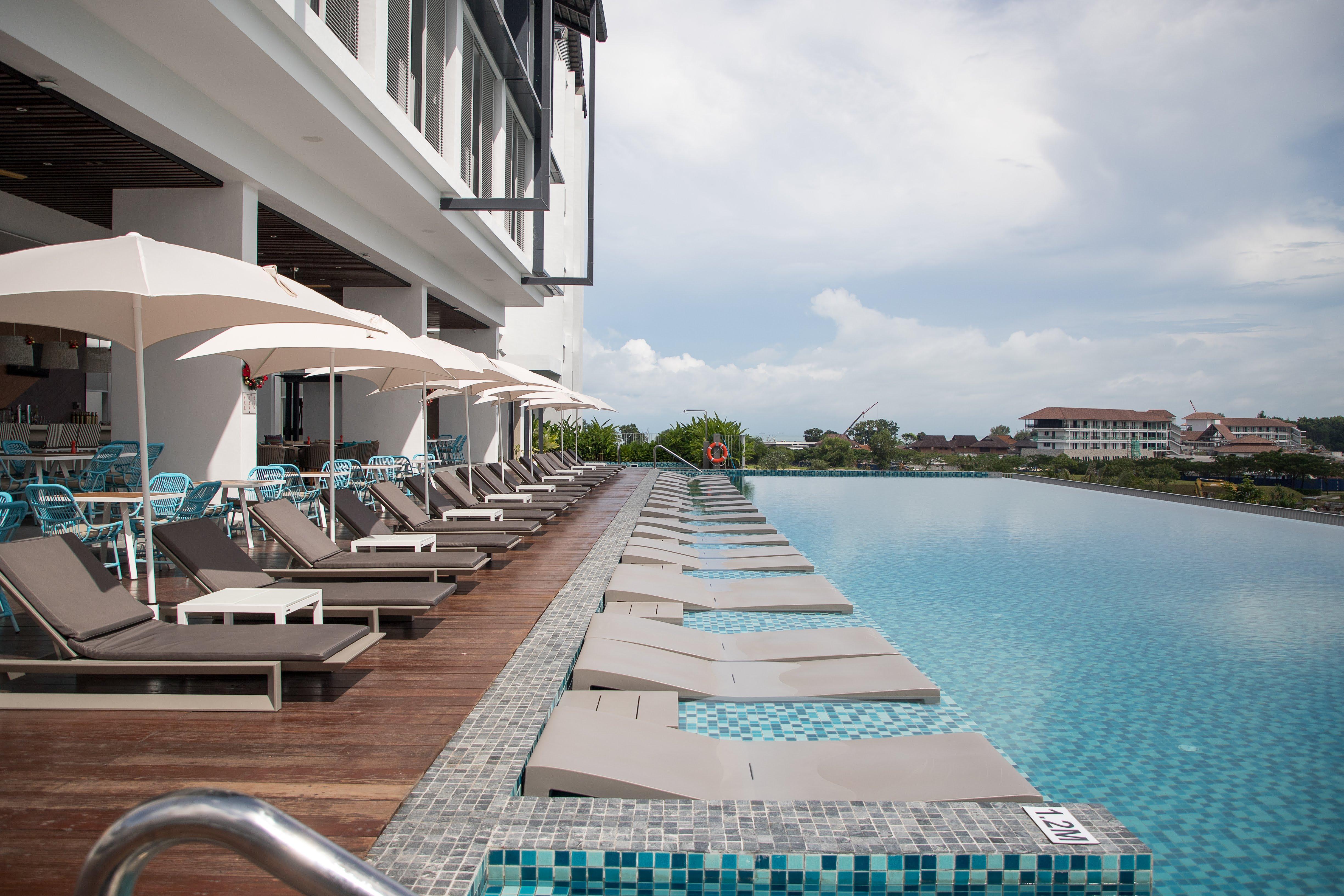 โรงแรมฮาร์ดร็อค เดซารู โคสต์ เดอซารู ภายนอก รูปภาพ Infinity pool at the hotel