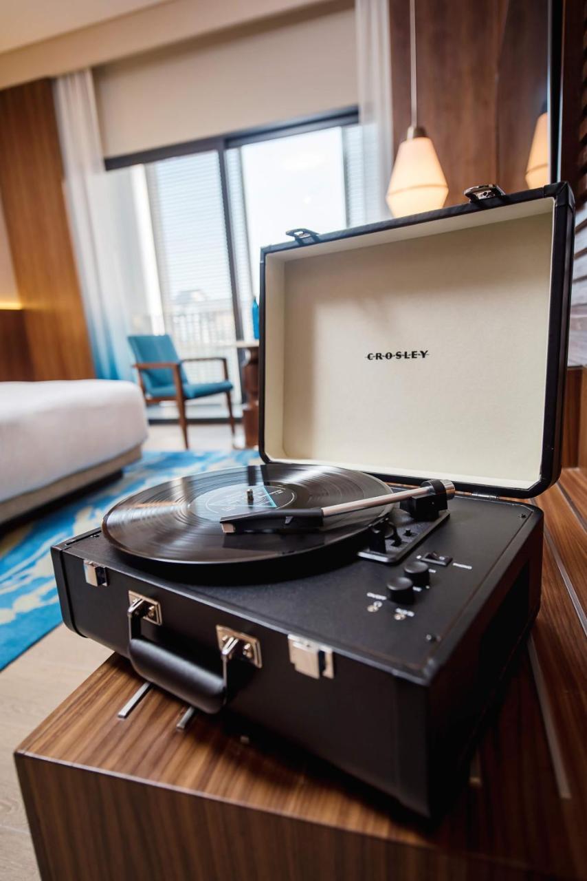 โรงแรมฮาร์ดร็อค เดซารู โคสต์ เดอซารู ภายนอก รูปภาพ Crosley suitcase record player