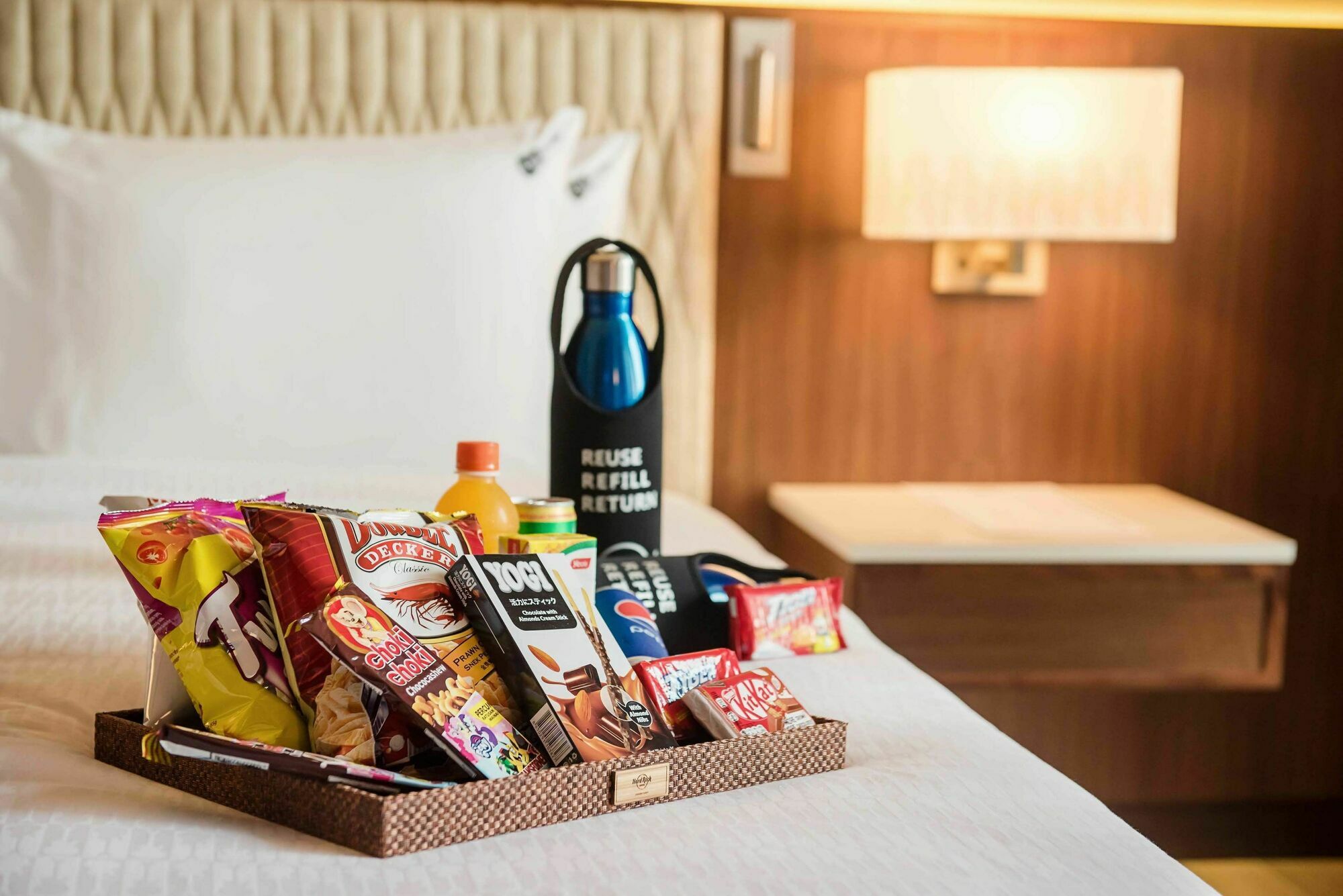 โรงแรมฮาร์ดร็อค เดซารู โคสต์ เดอซารู ภายนอก รูปภาพ A room service tray