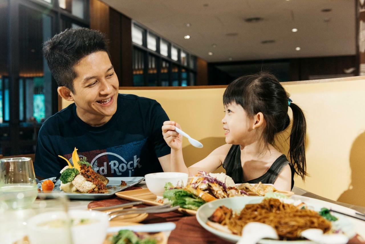 โรงแรมฮาร์ดร็อค เดซารู โคสต์ เดอซารู ภายนอก รูปภาพ A father and daughter at a restaurant