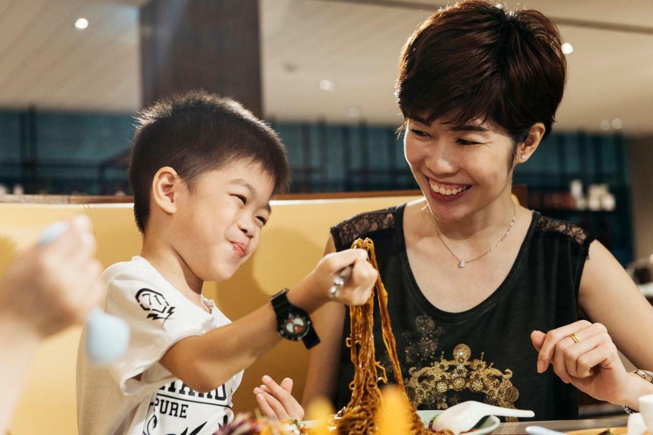 โรงแรมฮาร์ดร็อค เดซารู โคสต์ เดอซารู ภายนอก รูปภาพ A mother and child eating mee siam